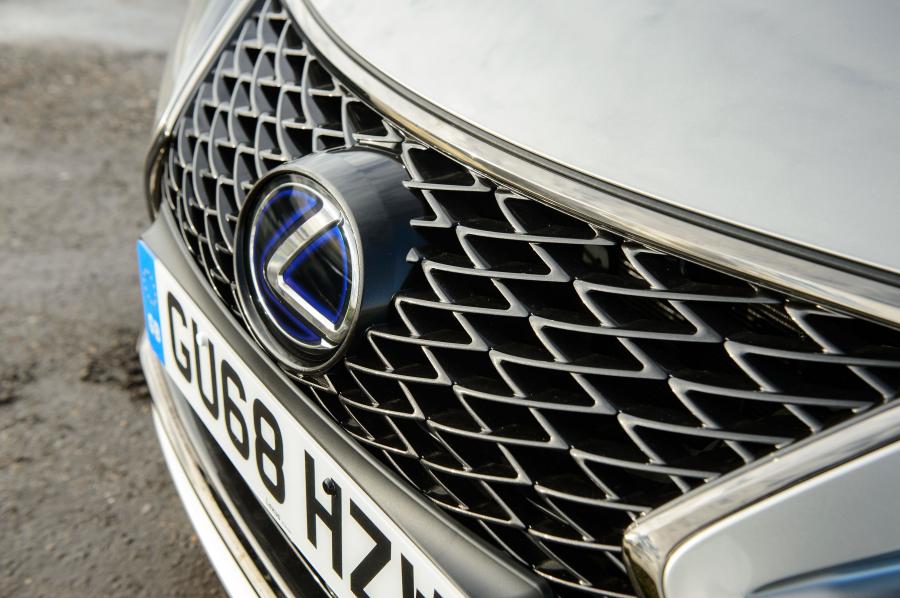 Детали экстерьера Lexus RC300h F-Sport 2019 года  (UK) (фото 25 из 40)